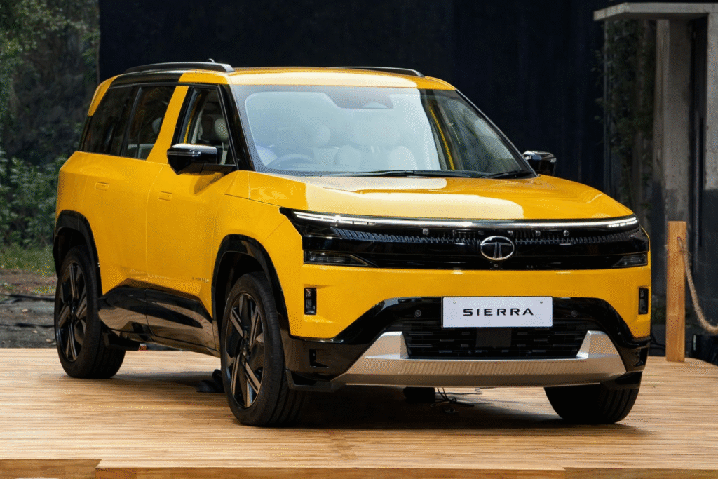 Tata Sierra SUV का फ्रंट व्यू, पीले रंग में modern design, LED DRL, मजबूत बॉडी और premium road presence के साथ