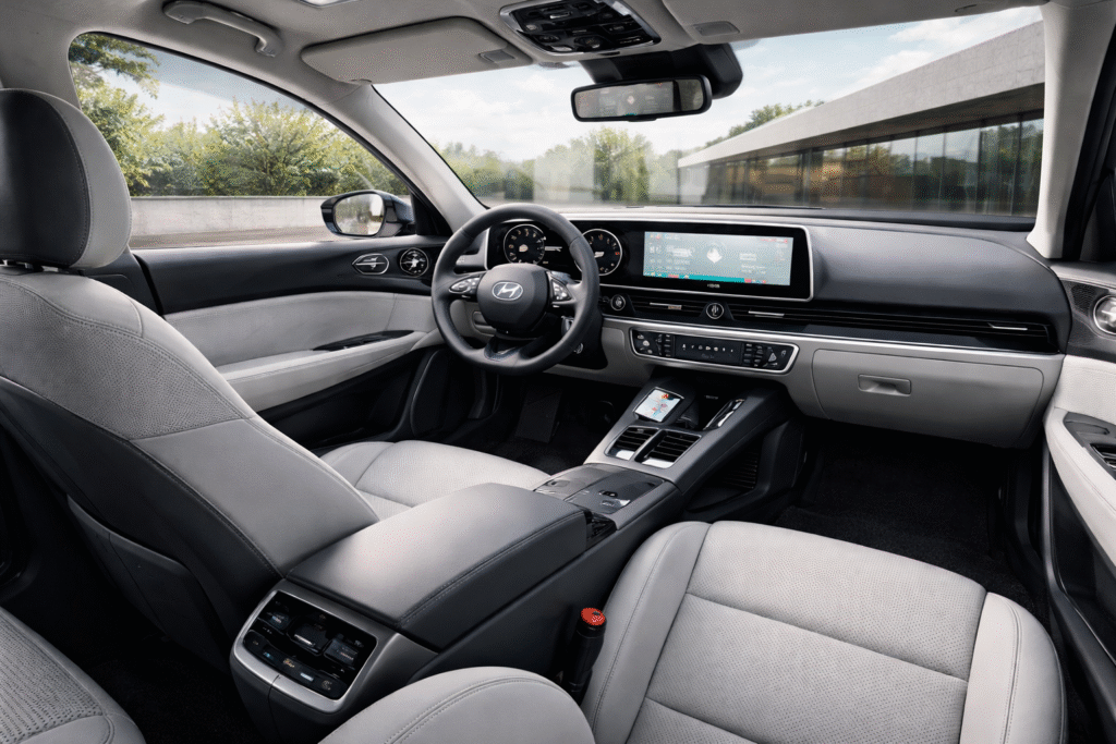 Hyundai Ioniq 6 का प्रीमियम इंटीरियर, लाइट ग्रे लेदर सीट्स, आरामदायक केबिन, ड्यूल डिजिटल डिस्प्ले, मल्टी-फंक्शन स्टीयरिंग व्हील और मॉडर्न डैशबोर्ड के साथ।