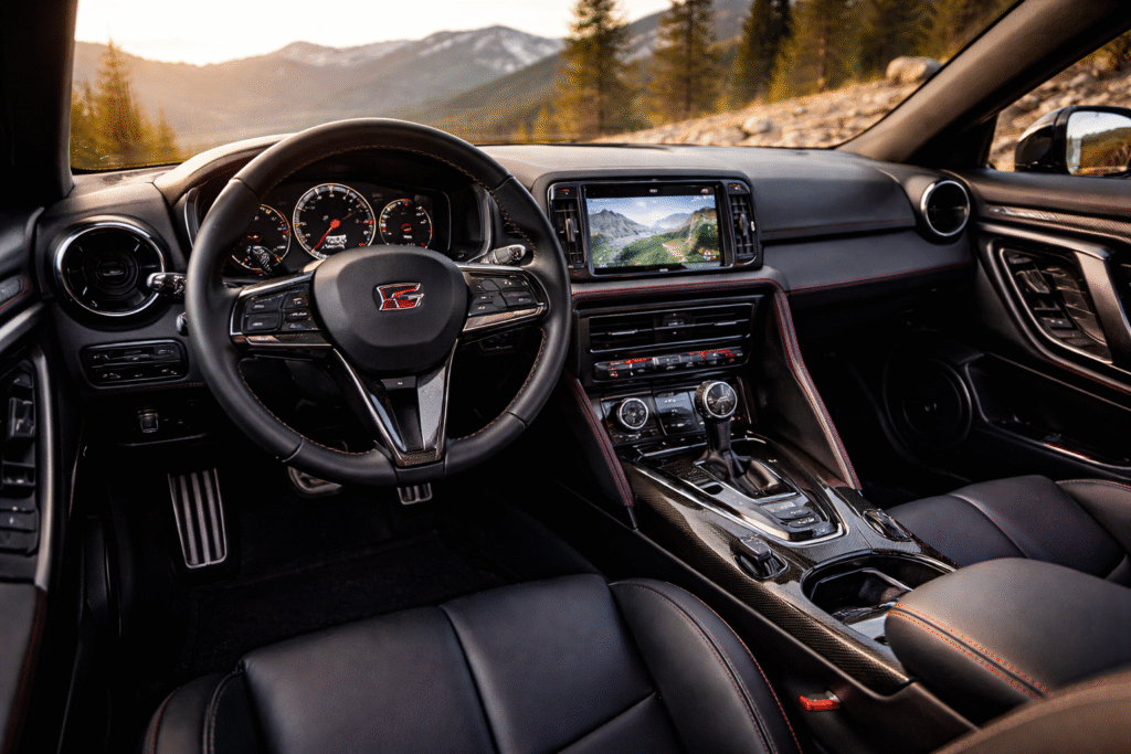 Nissan GT-R 2026 का प्रीमियम और स्पोर्टी इंटीरियर, आधुनिक डैशबोर्ड और आरामदायक सीटें