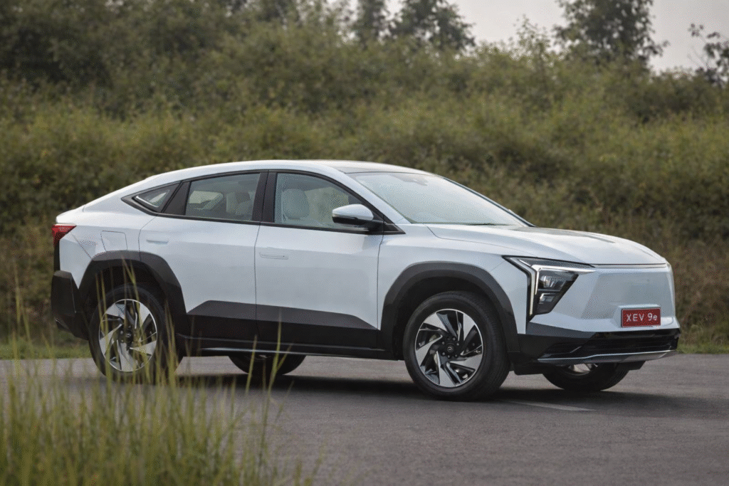 Mahindra XEV 9e 2026 electric SUV का modern exterior design, LED headlamps और aerodynamic body style
