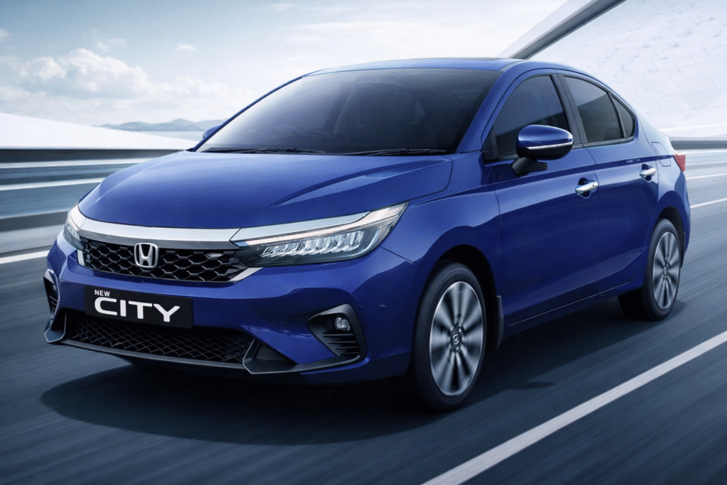 ✅ Alt Text
नीले रंग की आधुनिक सेडान कार (Honda City स्टाइल) तेज़ रफ्तार में हाइवे पर चलती हुई, सामने से एंगल में दिखाई दे रही है, जिसमें LED हेडलाइट, स्टाइलिश ग्रिल और एयरोडायनामिक डिज़ाइन साफ़ नजर आ रहा है।